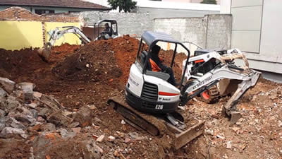 empresa-de-demolicao-com-maquinas-bobcat
