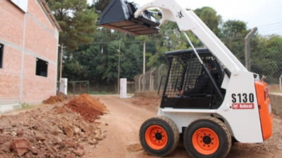 locacao-mini-carregadeira-bobcat